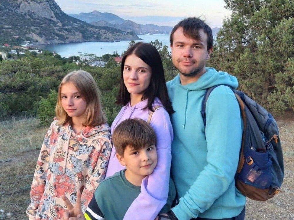 "Бил шнуром от фена, гонялся за мамой с шампуром": звезду сериала "Папины дочки" обвинили в домашнем насилии "Бил шнуром от фена, гонялся за мамой с шампуром": звезду сериала "Папины дочки" обвинили в домашнем насилии