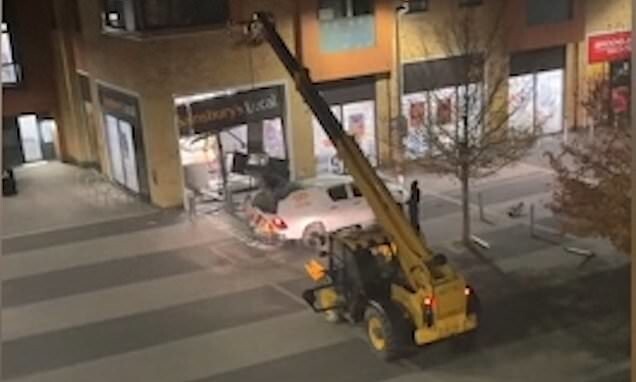 В Великобритании банда грабителей вырвала банкомат из магазина с помощью строительного погрузчика В Великобритании банда грабителей вырвала банкомат из магазина с помощью строительного погрузчика