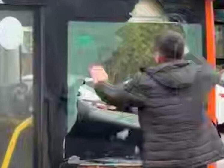 Нижегородец с ножом разгромил автобус после ссоры с водителем Нижегородец с ножом разгромил автобус после ссоры с водителем