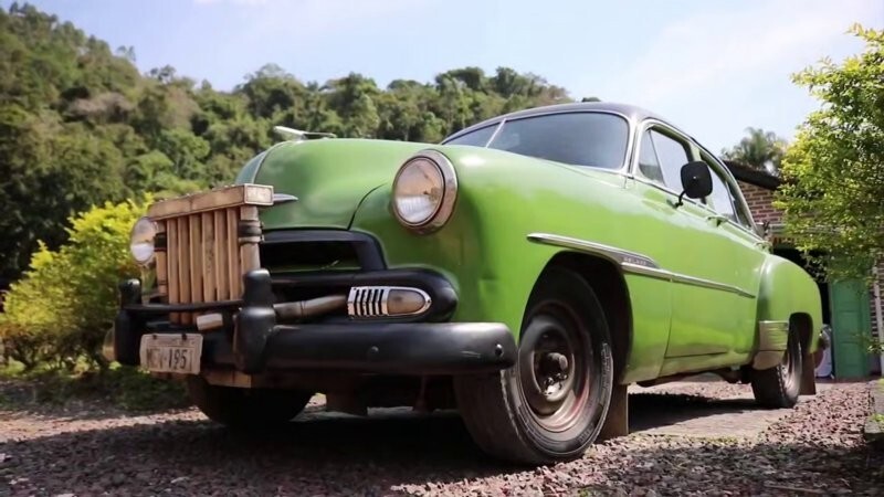 Мужчина из Бразилии уже почти 50 лет ездит на кастомном авто, который работает на дровах Мужчина из Бразилии уже почти 50 лет ездит на кастомном авто, который работает на дровах