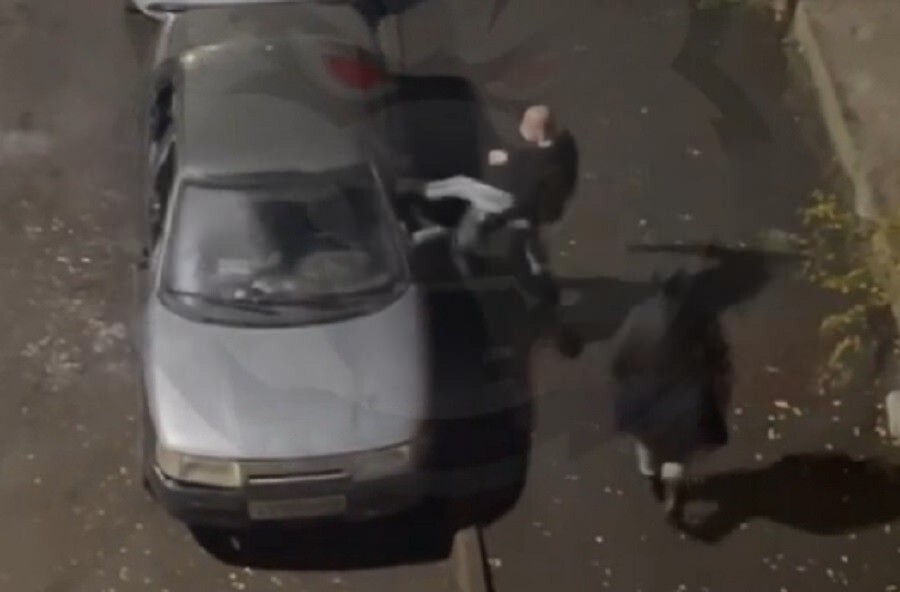 В Ярославле неадекватный мужчина ногами вынес стекла в автомобиле В Ярославле неадекватный мужчина ногами вынес стекла в автомобиле