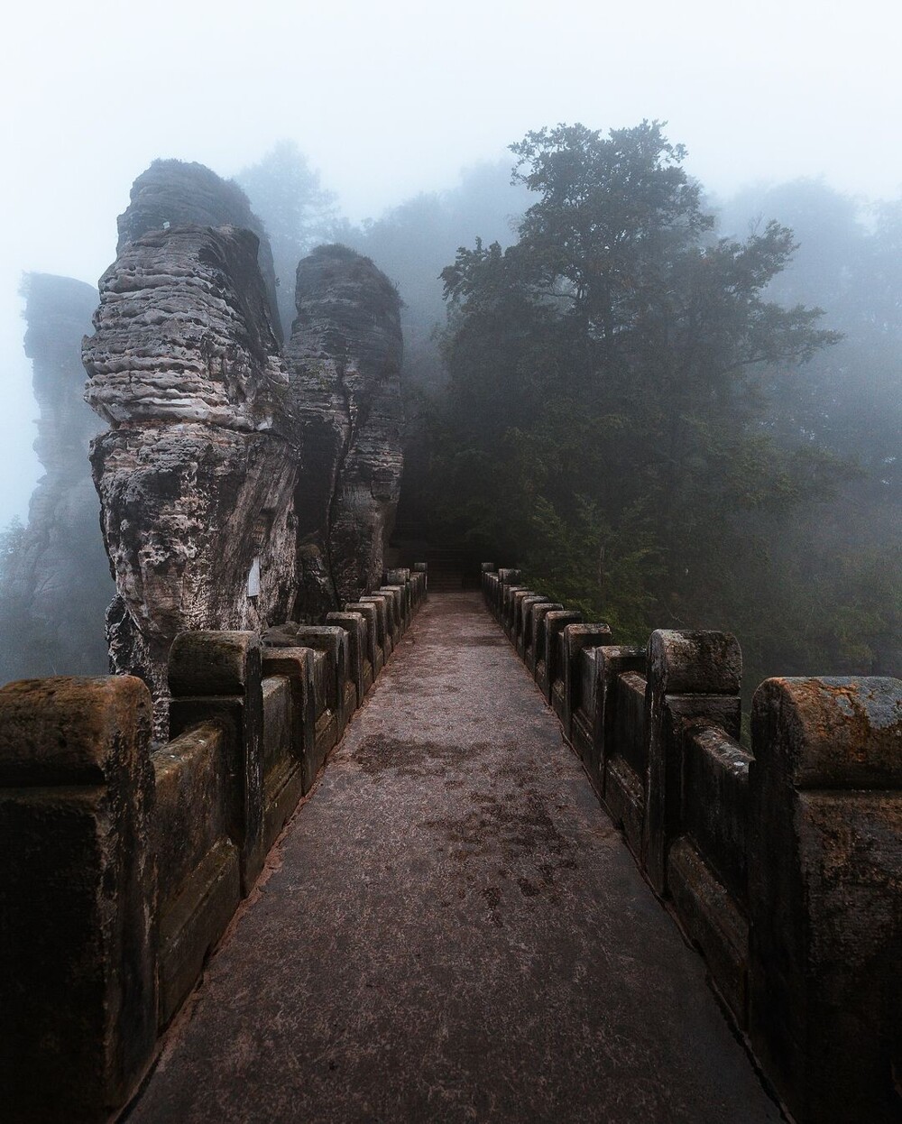 7. Бастайский мост — историческая достопримечательность в Саксонской Швейцарии, на правом берегу реки Эльба в восточной части Германии 7. Бастайский мост — историческая достопримечательность в Саксонской Швейцарии, на правом берегу реки Эльба в восточной части Германии