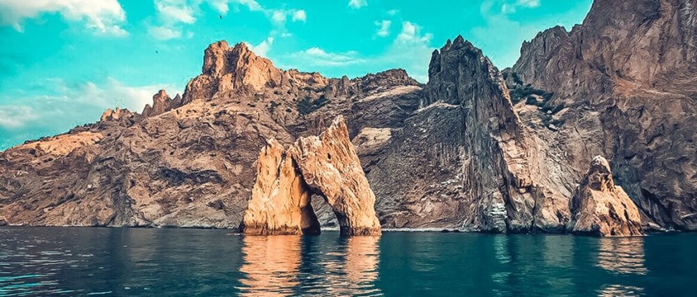 18. Карадаг (также Кара-Даг) — горно-вулканический массив в Феодосии, на берегу Чёрного моря 18. Карадаг (также Кара-Даг) — горно-вулканический массив в Феодосии, на берегу Чёрного моря