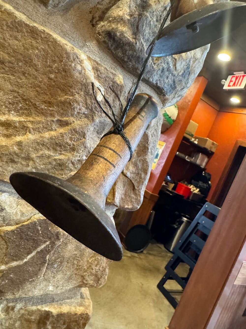 2. Вогнутый металлический диск на деревянной рукояти, обнаружен в барбекю-ресторане 2. Вогнутый металлический диск на деревянной рукояти, обнаружен в барбекю-ресторане