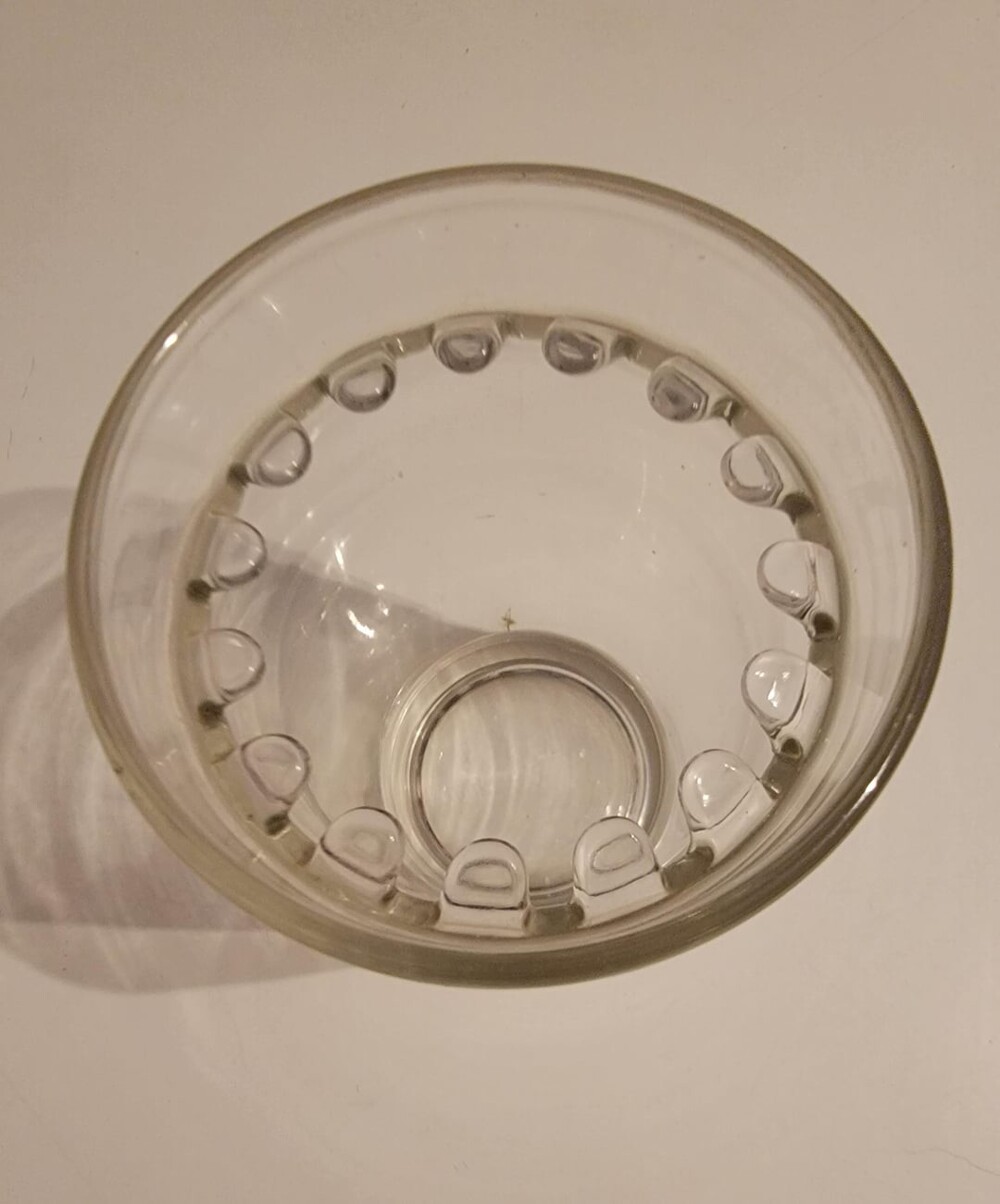 9. Массивный стакан с зубчатым ободком в верхней части 9. Массивный стакан с зубчатым ободком в верхней части