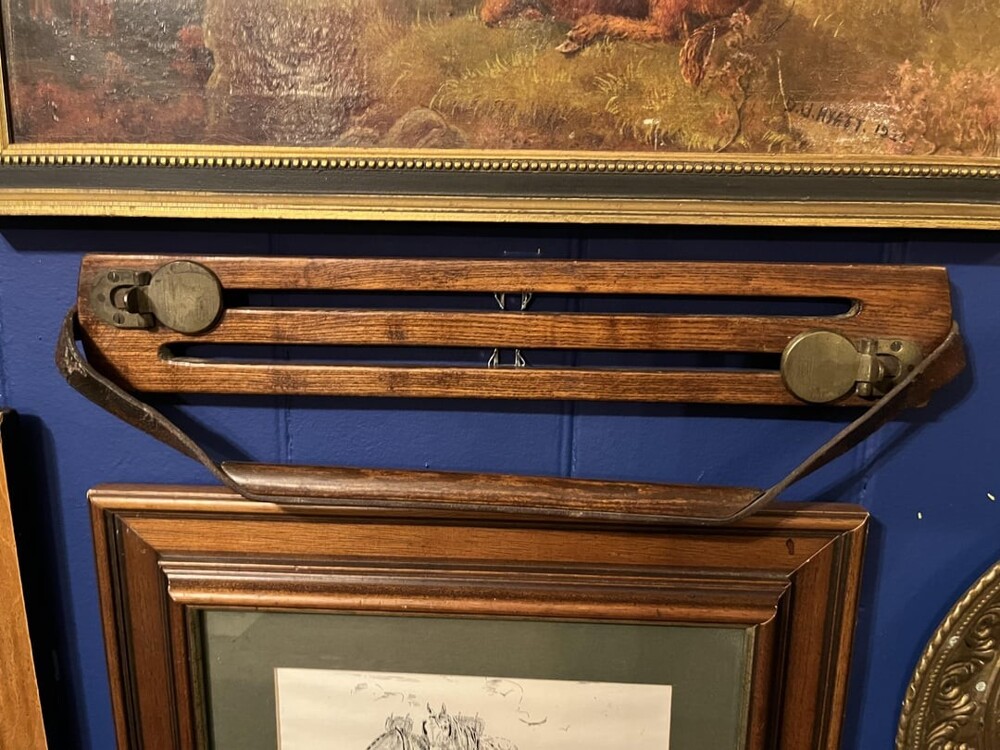 5. Деревянная конструкция длиной около 30 сантиметров с двумя латунными кольцами и ручкой, найдена в пабе в сельской Англии 5. Деревянная конструкция длиной около 30 сантиметров с двумя латунными кольцами и ручкой, найдена в пабе в сельской Англии