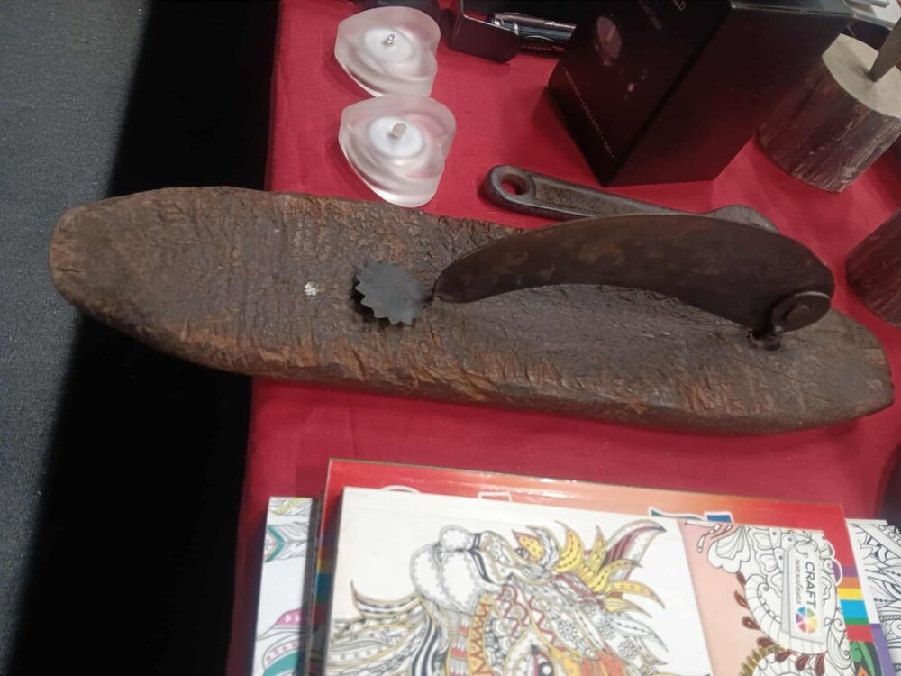 3. Металлическое лезвие на деревянном основании длиной около 40 сантиметров, найдено на блошином рынке 3. Металлическое лезвие на деревянном основании длиной около 40 сантиметров, найдено на блошином рынке