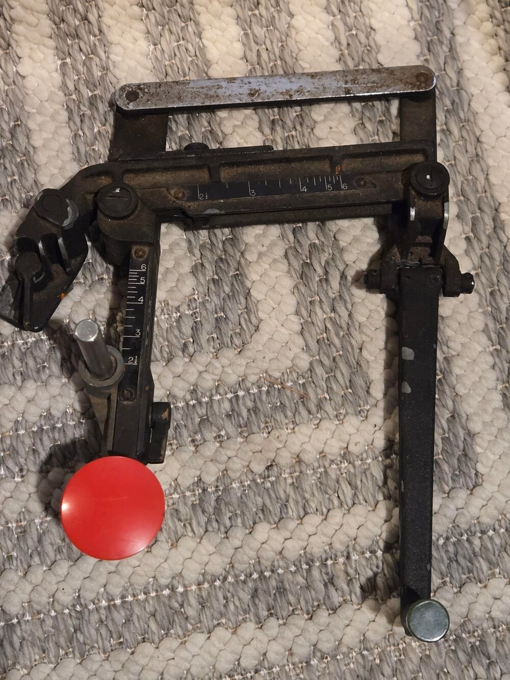 4. Металлический инструмент, возможно, с отсутствующими частями 4. Металлический инструмент, возможно, с отсутствующими частями