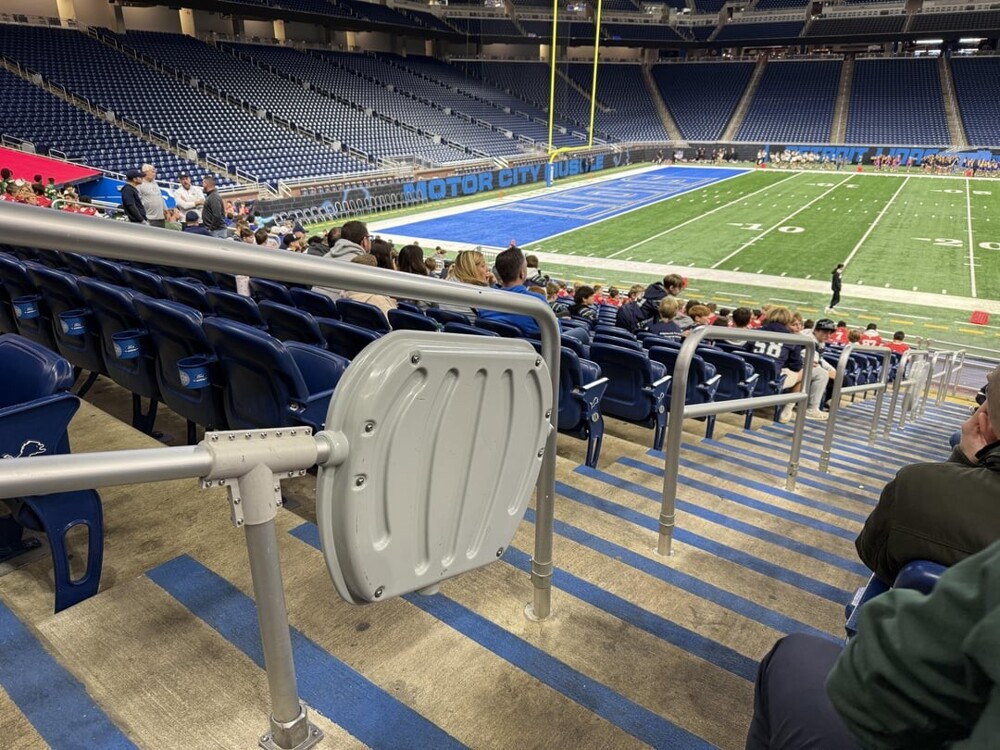 1. Странные серые штуковины на стадионе, расположенные на перилах в каждой третьей секции 1. Странные серые штуковины на стадионе, расположенные на перилах в каждой третьей секции