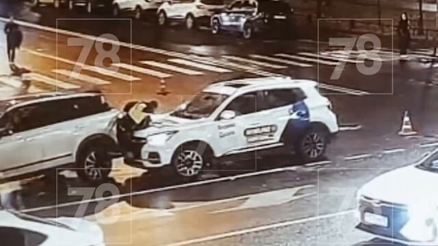 В Питере автоледи перепутала педали и покалечила инспектора ДПС — он, вероятно, больше не сможет ходить