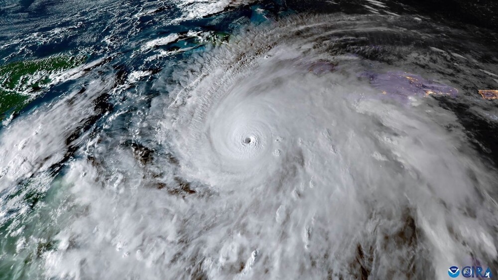 Самолет американской метеоразведки залетел в центр урагана