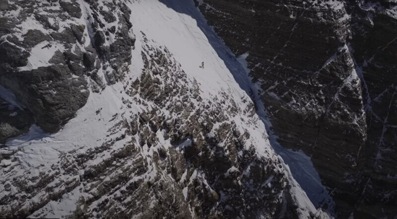 Альпинист первым в истории спустился на лыжах по сложнейшему северному склону Эвереста