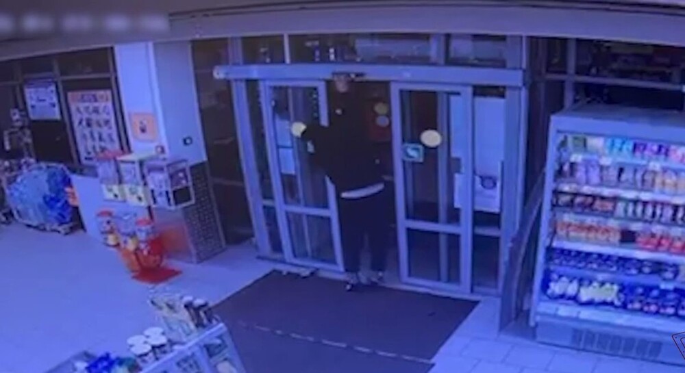 Сотрудники Росгвардии задержали 22-летнего вора, похитившегого из магазина деньги и алкогольные напитки Сотрудники Росгвардии задержали 22-летнего вора, похитившегого из магазина деньги и алкогольные напитки