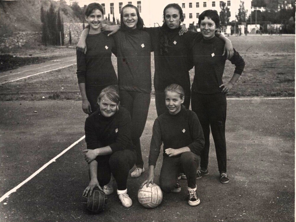 Архив Марины Марковны Сосенковой. Соревнования по волейболу на школьном стадионе. Сентябрь – октябрь 1971 года. Неизвестный автор. Гурзуф. Архив Марины Марковны Сосенковой. Соревнования по волейболу на школьном стадионе. Сентябрь – октябрь 1971 года. Неизвестный автор. Гурзуф.