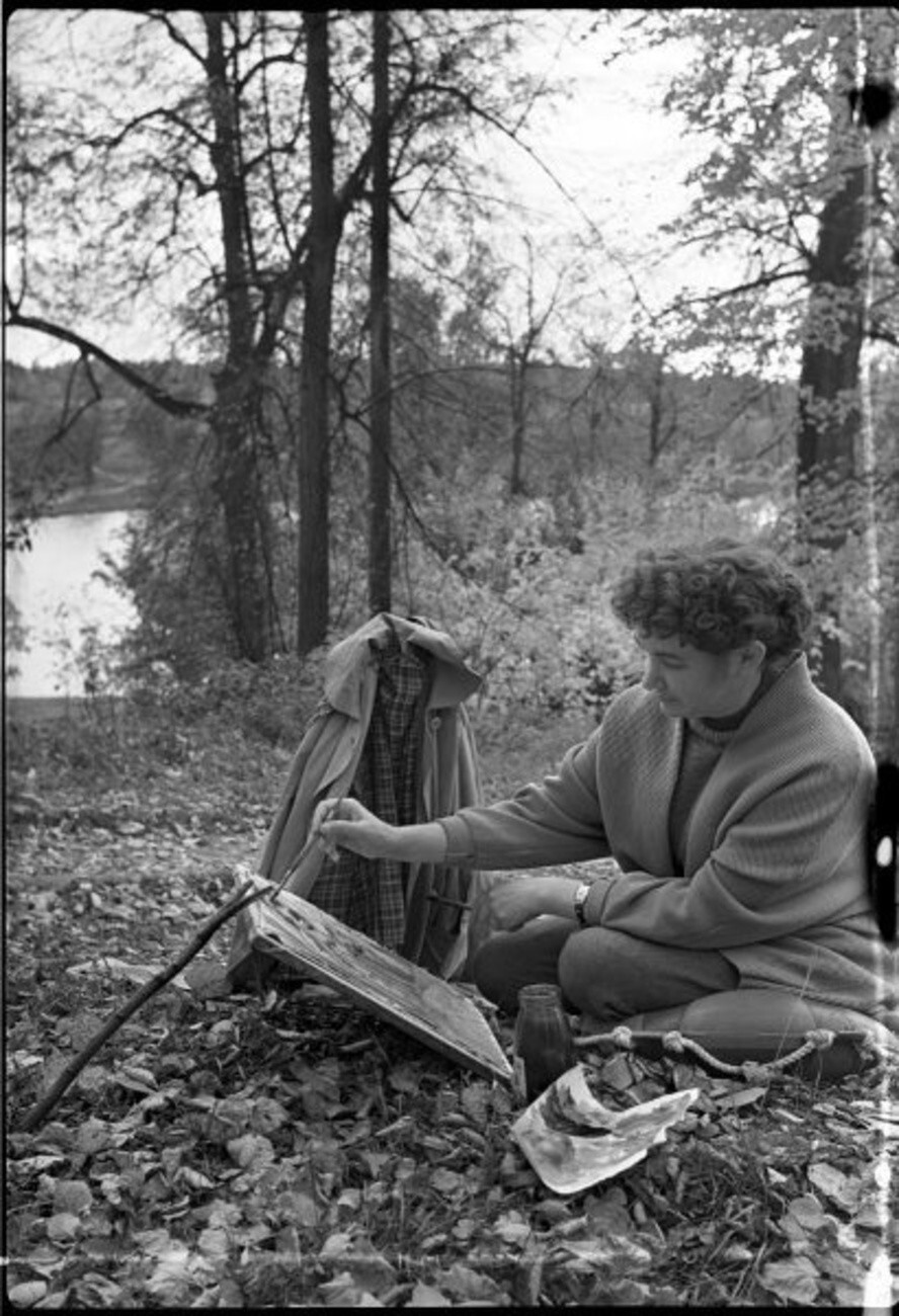 Художница на этюдах в усадьбе «Суханово». 1955–1965 годы. Автор: Дмитрий Козлов. Московская область, деревня Суханово. Художница на этюдах в усадьбе «Суханово». 1955–1965 годы. Автор: Дмитрий Козлов. Московская область, деревня Суханово.