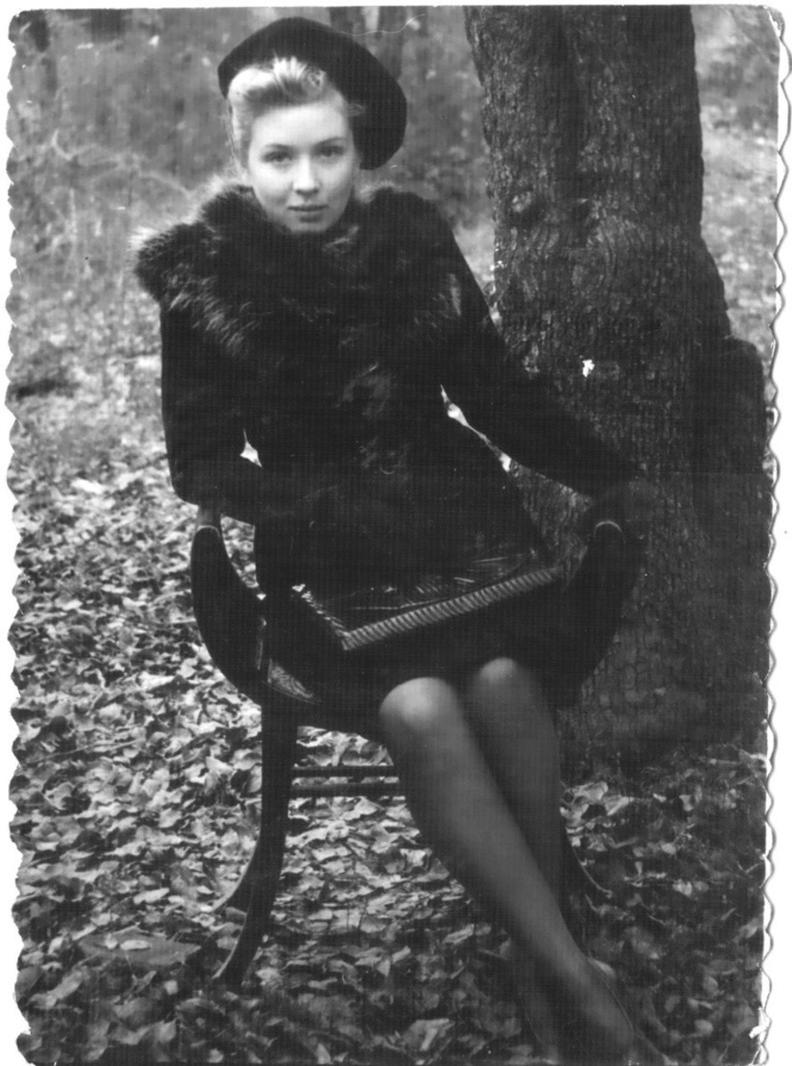 Архив Елены Купцовой. Осень. Лариса Соколенко, в замужестве Купцова, уроженка Краснодара, 1924 года рождения. 8 ноября 1945 года Архив Елены Купцовой. Осень. Лариса Соколенко, в замужестве Купцова, уроженка Краснодара, 1924 года рождения. 8 ноября 1945 года