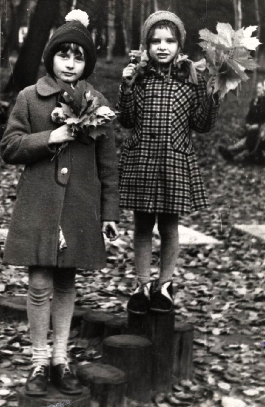 Архив Марины Марковны Сосенковой. Оля Сосенкова и Маша Филиппова. Осень 1979 года. Неизвестный автор. Ленинград. Архив Марины Марковны Сосенковой. Оля Сосенкова и Маша Филиппова. Осень 1979 года. Неизвестный автор. Ленинград.