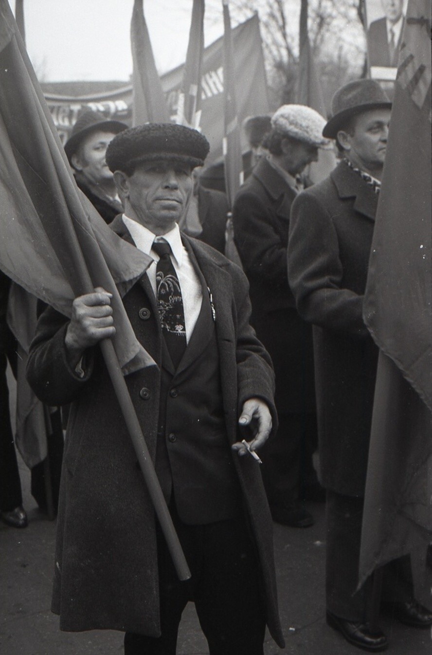 «Флагоносец». 7 ноября 1984 года. Автор: С. Тарасенко. Воронежская область, Лиски. «Флагоносец». 7 ноября 1984 года. Автор: С. Тарасенко. Воронежская область, Лиски.