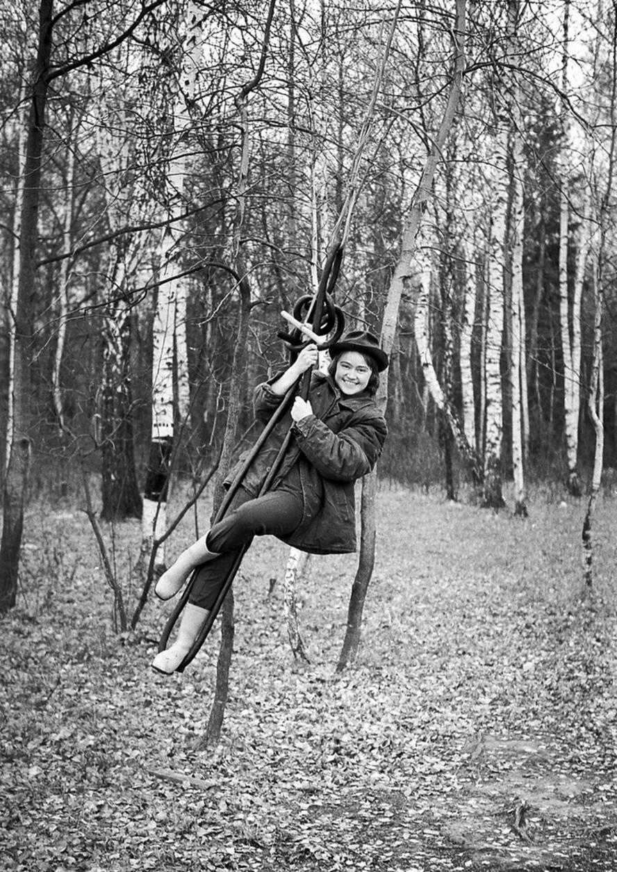 На тарзанке. Станция «41 км», окраина города Троицк. Октябрь 1979 года. Автор: Сергей Сухарев. Московская область. На тарзанке. Станция «41 км», окраина города Троицк. Октябрь 1979 года. Автор: Сергей Сухарев. Московская область.