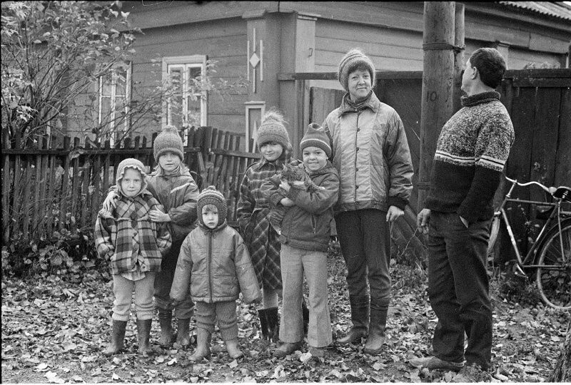 Фотография на память. Семья. Октябрь 1989 года. Автор: Виктор Ершов. Ивановская область, село Петрово-Городищево. Фотография на память. Семья. Октябрь 1989 года. Автор: Виктор Ершов. Ивановская область, село Петрово-Городищево.