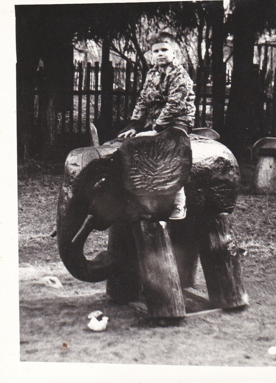 Верхом на слоне. Евгений Истомин, 8 лет. Осень 1983, парк Дубки. Неизвестный автор. Сестрорецк. Верхом на слоне. Евгений Истомин, 8 лет. Осень 1983, парк Дубки. Неизвестный автор. Сестрорецк.