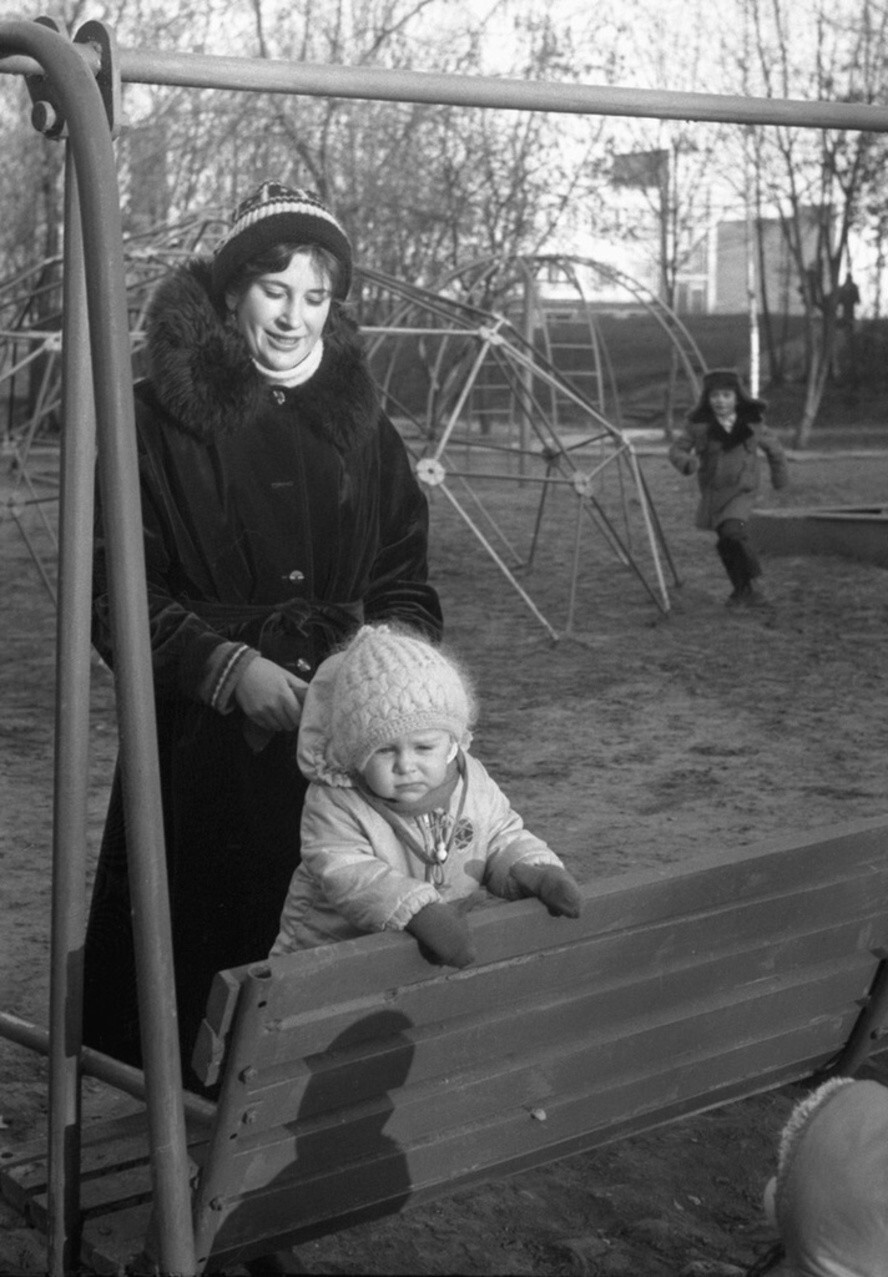 Ольга Карлова с дочкой Анютой. 1–15 октября 1985 года. Автор: Владимир Карлов. Минск. Ольга Карлова с дочкой Анютой. 1–15 октября 1985 года. Автор: Владимир Карлов. Минск.