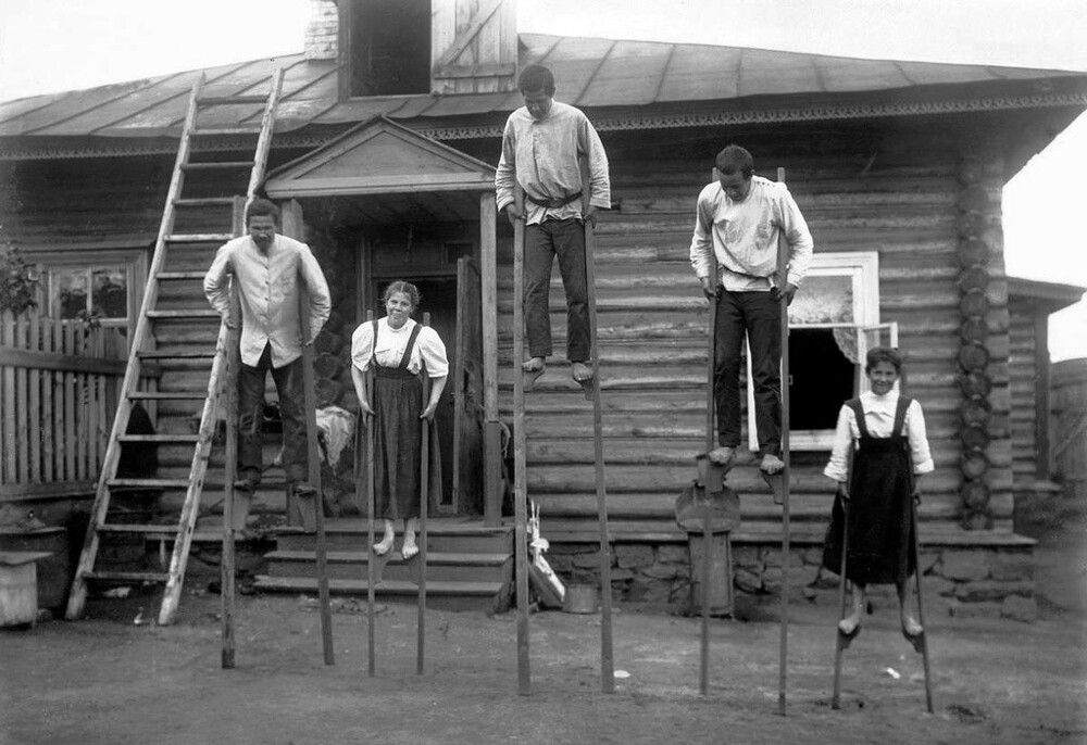 Ходули. Константин Теплоухов с детьми. 1905–1917 годы Ходули. Константин Теплоухов с детьми. 1905–1917 годы