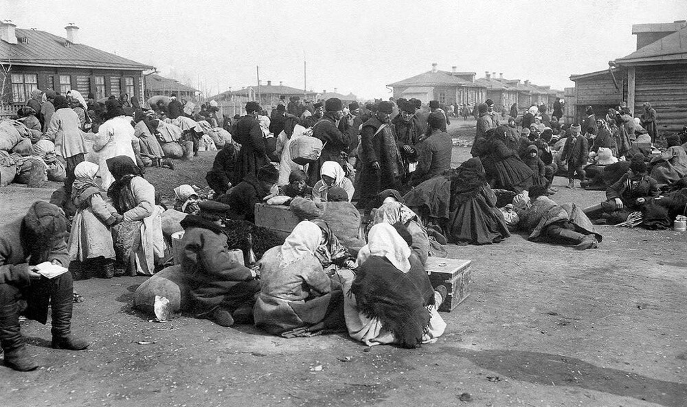 Семьи переселенцев. На переселенке можно было встретить выходцев из всех губерний России. 1900–1910-е. Семьи переселенцев. На переселенке можно было встретить выходцев из всех губерний России. 1900–1910-е.