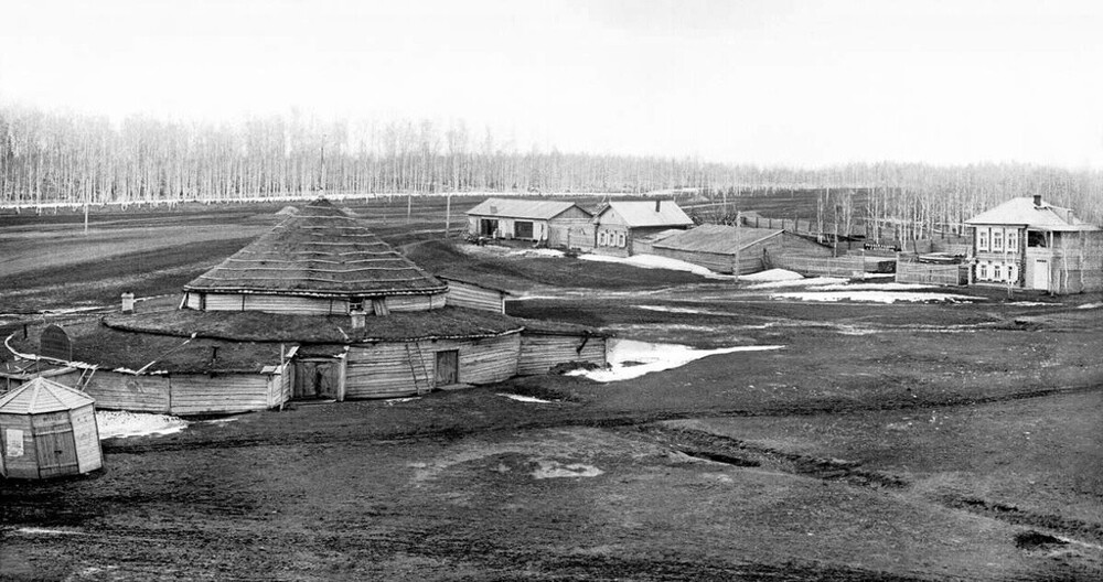 Деревянный цирк на Южной площади. Ныне площадь Революции. Деревянный цирк на Южной площади. Ныне площадь Революции.