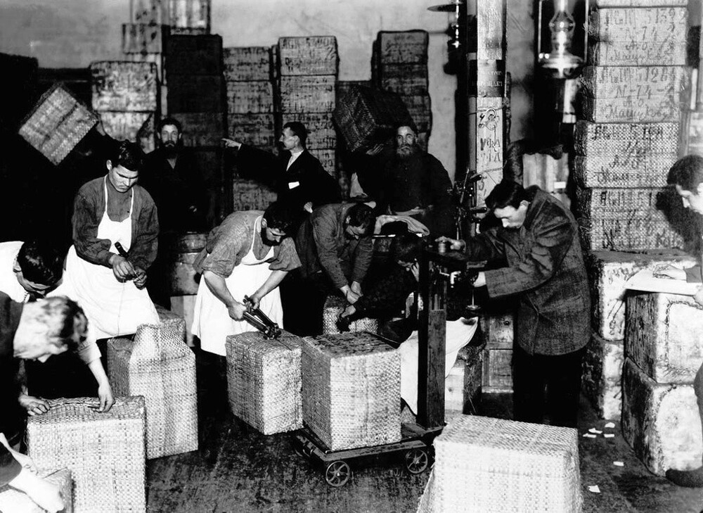 Упаковка и взвешивание продукции на фабрике Высоцкого. 1900–1910-е. Упаковка и взвешивание продукции на фабрике Высоцкого. 1900–1910-е.