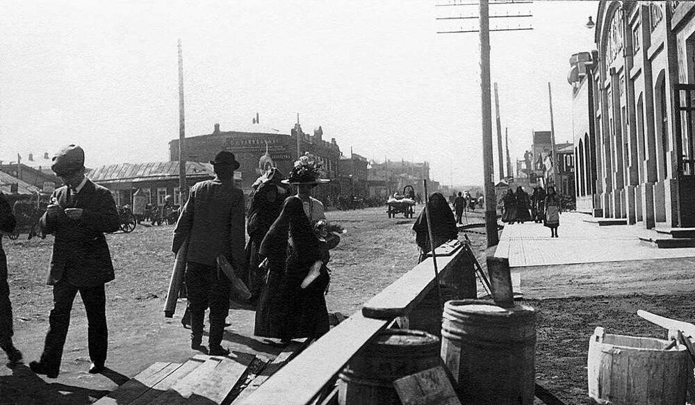 Улица Уфимская. Из фотоальбома «Праздник "День колоса"». Справа – магазин Валеева. Ныне – улица Кирова. 1912 год. Улица Уфимская. Из фотоальбома «Праздник "День колоса"». Справа – магазин Валеева. Ныне – улица Кирова. 1912 год.