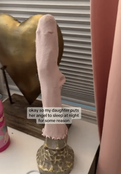 Дочка надевает носок на фигурку ангела, чем доводит маму до истерики Дочка надевает носок на фигурку ангела, чем доводит маму до истерики