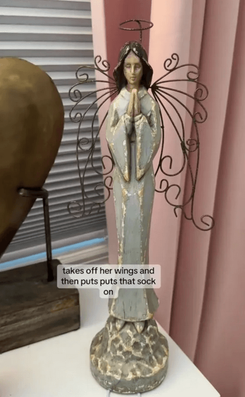 Дочка надевает носок на фигурку ангела, чем доводит маму до истерики Дочка надевает носок на фигурку ангела, чем доводит маму до истерики