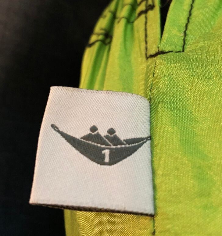 Бирка на этом гамаке сообщает о том, что он выдержит 1 человека. Но нарисовано 2 человечка Бирка на этом гамаке сообщает о том, что он выдержит 1 человека. Но нарисовано 2 человечка