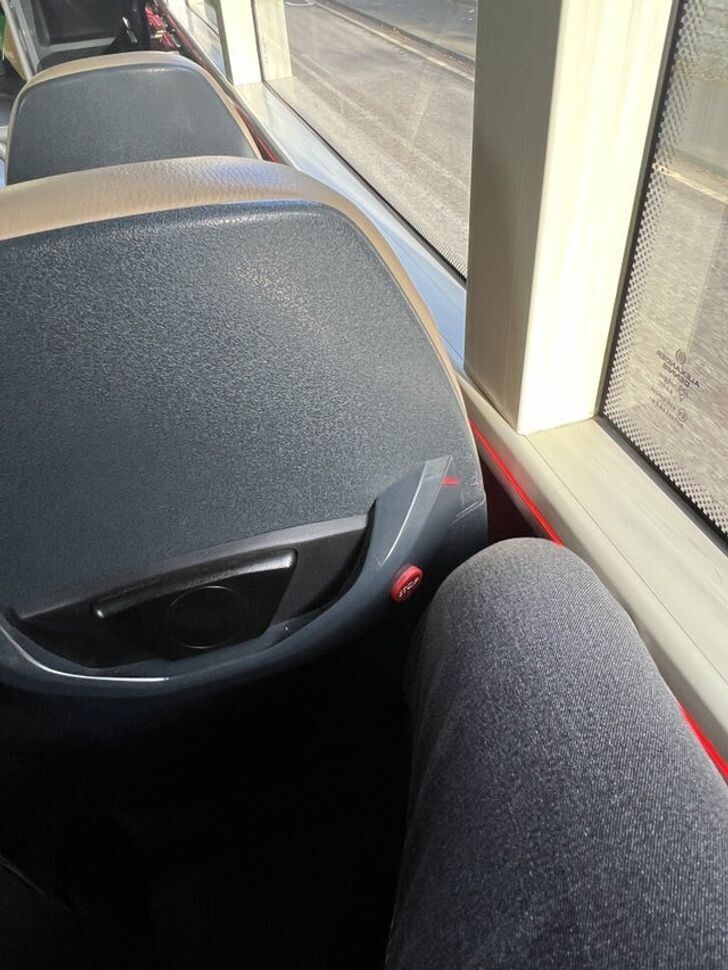 «Рядом с моим коленом была эта кнопка. Оказалось, она нужна для того, чтобы остановить автобус» «Рядом с моим коленом была эта кнопка. Оказалось, она нужна для того, чтобы остановить автобус»