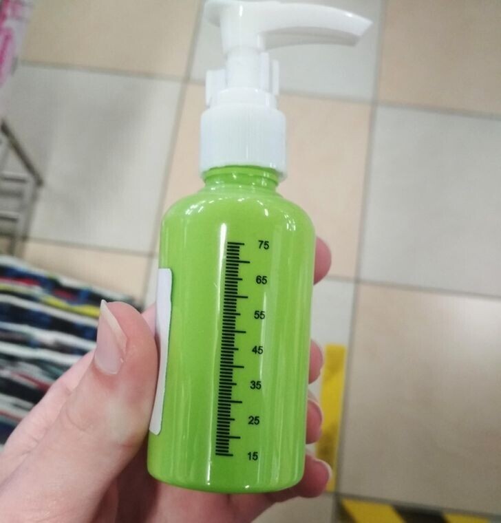 Здесь есть мерная шкала, но дело в том, что бутылка непрозрачная Здесь есть мерная шкала, но дело в том, что бутылка непрозрачная