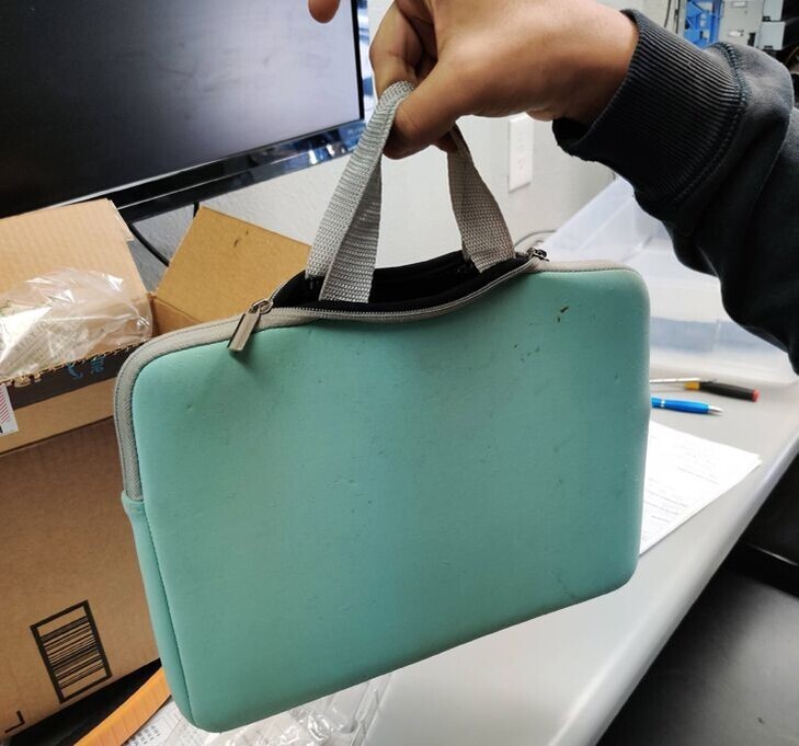 Ручки на этой сумке пришиты так, что молнию невозможно застегнуть полностью Ручки на этой сумке пришиты так, что молнию невозможно застегнуть полностью