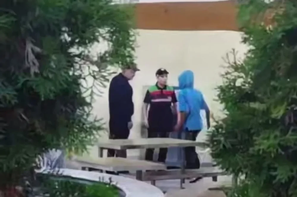 В Сочи девочка напала на сотрудницу кафе и несколько раз ударила её по лицу В Сочи девочка напала на сотрудницу кафе и несколько раз ударила её по лицу