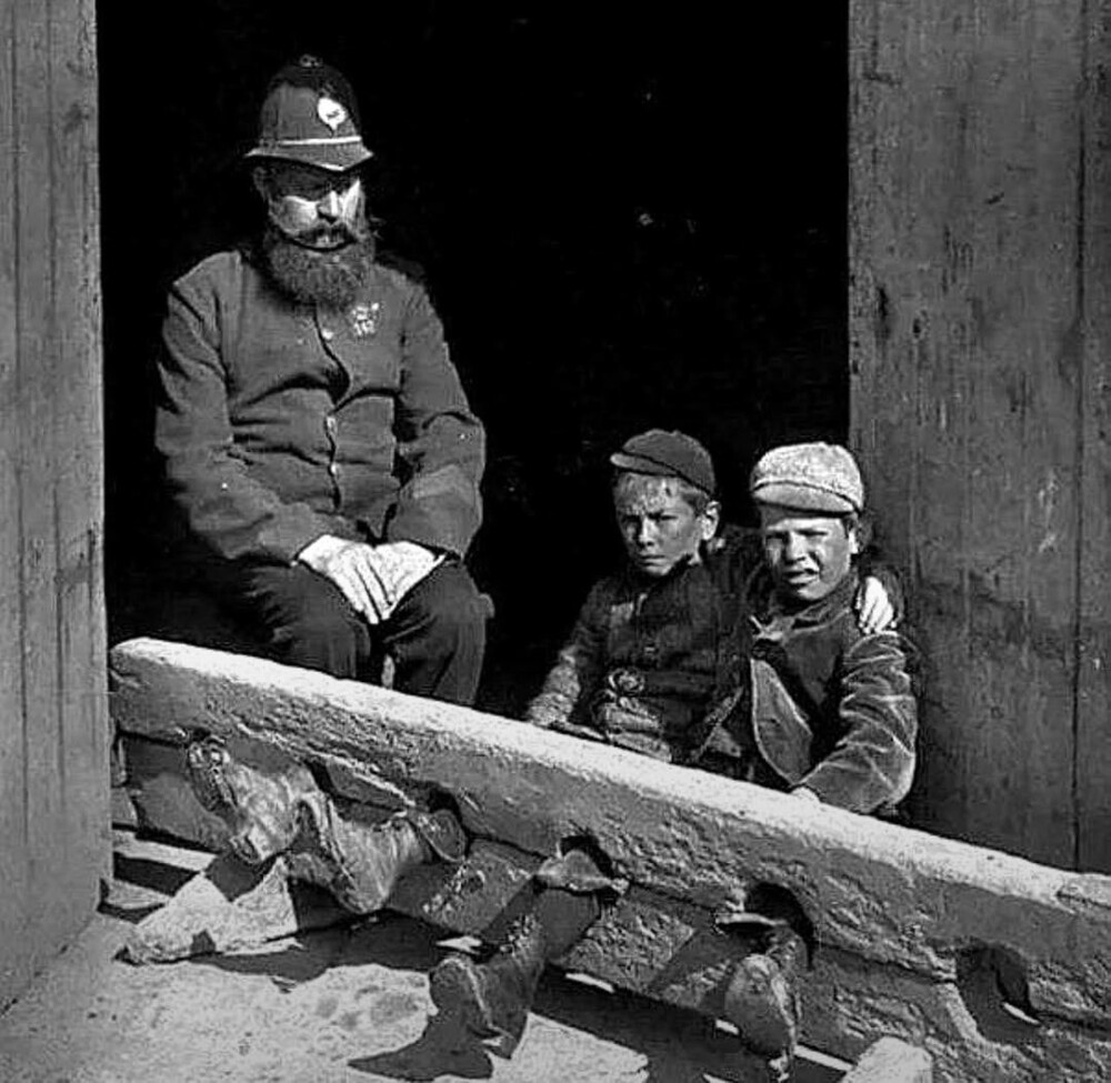 1. Парочку юных друзей-воришек заковали в колодки в качестве наказания. Лондон, 1872 год 1. Парочку юных друзей-воришек заковали в колодки в качестве наказания. Лондон, 1872 год