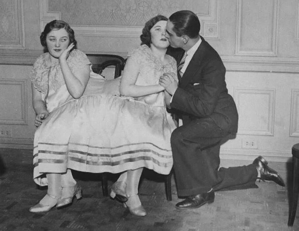 2. Маргарет целует в щёку жениха, а Мэри якобы смущённо посматривает на них со стороны. Калифорния, 1940-е годы 2. Маргарет целует в щёку жениха, а Мэри якобы смущённо посматривает на них со стороны. Калифорния, 1940-е годы