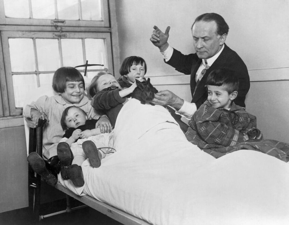 14. Гарри Гудини развлекает детей в больнице в 1925 году 14. Гарри Гудини развлекает детей в больнице в 1925 году