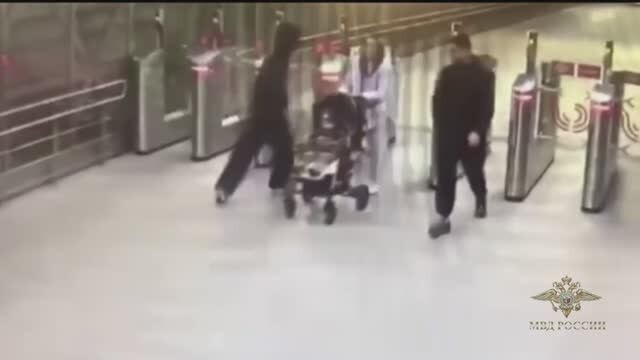 Экстремал залез на крышу поезда метро, доехал до моста и прыгнул в Москву-реку Экстремал залез на крышу поезда метро, доехал до моста и прыгнул в Москву-реку