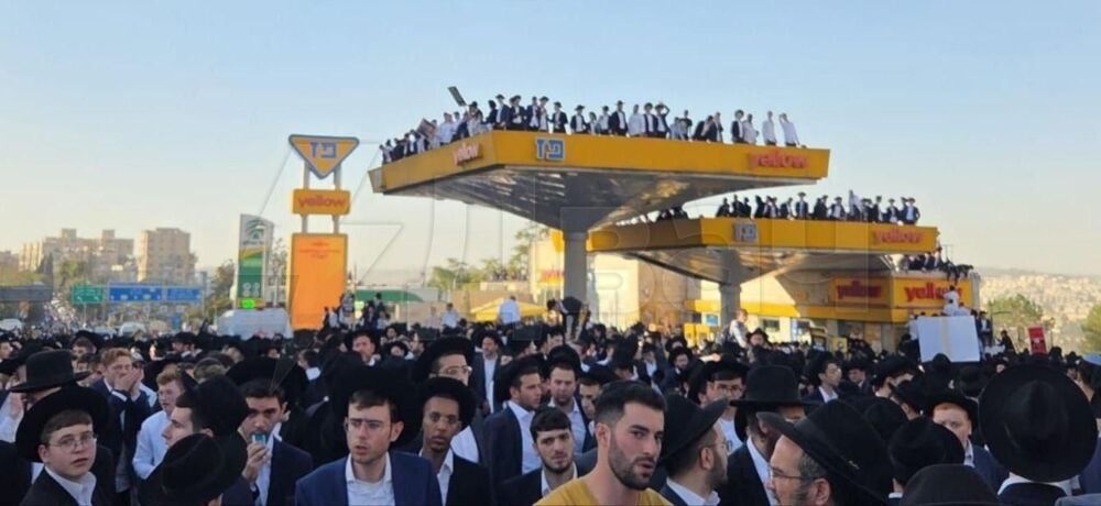 "Лучше уехать в США, чтобы изучать Тору, чем служить": в Израиле сотни тысяч ортодоксальных евреев вышли на митинг протеста "Лучше уехать в США, чтобы изучать Тору, чем служить": в Израиле сотни тысяч ортодоксальных евреев вышли на митинг протеста