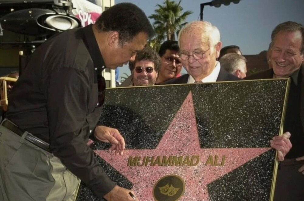 На Аллее славы тысячи имён, но только одно нельзя топтать - история звезды, висящей на стене