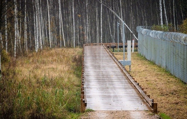 Министр финансов Латвии Арвилс Ашераденс похвастался готовым восьмикилометровым участком неприступной стены на границе. И где-то я точно такую же стену уже видел...