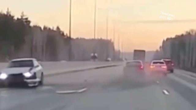 Видеорегистратор запечатлел момент ДТП на ЕКАД