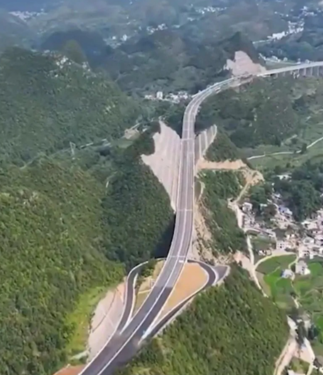 В Китае разрезали горы для возведения моста-рекордсмена!