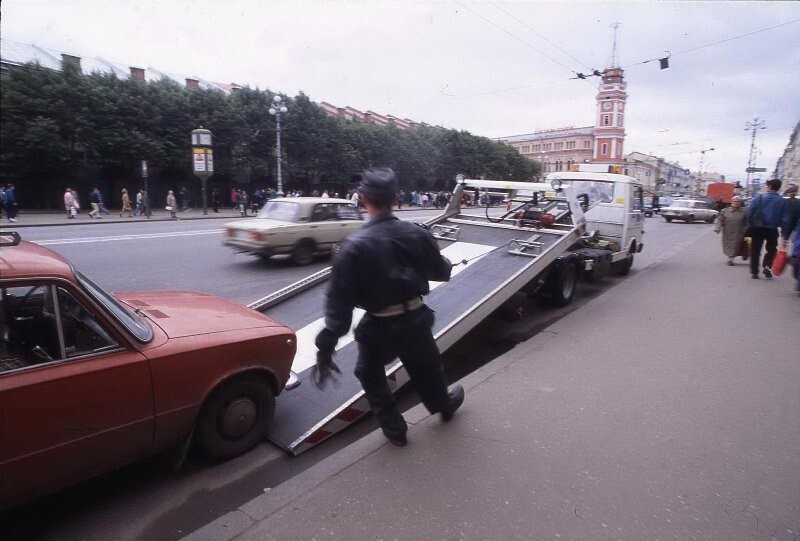 «Законы ГАИ на Невском строги...» 1995 год. Автор: Всеволод Тарасевич. Санкт-Петербург.