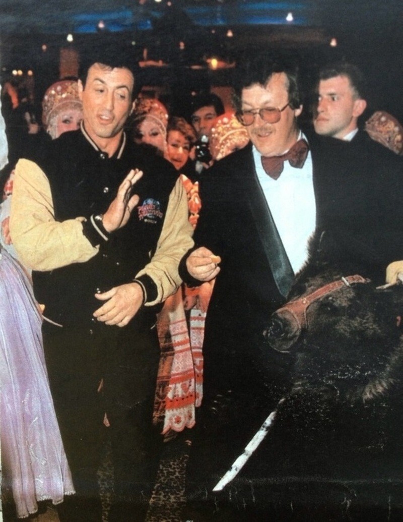 Сильвестр Сталлоне на Kpacной площади в Москве в 1997 году отказывается фотографироваться с дрессированным медведем.