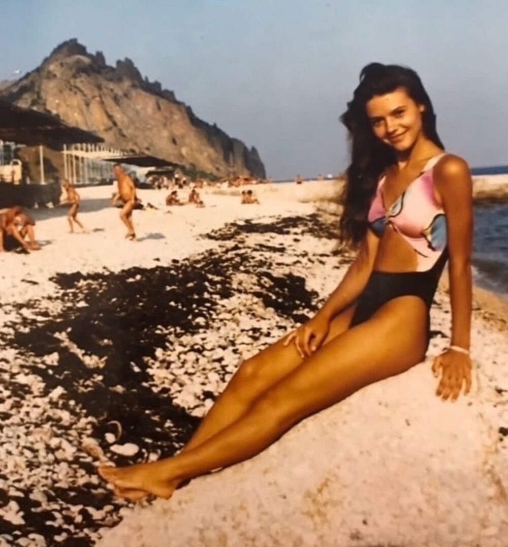 Девушка на отдыхе в Крыму 1996